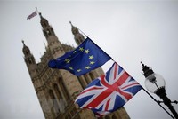Cờ Anh (phía dưới) và cờ EU (phía trên) tại London, Anh. (Ảnh: THX/TTXVN).