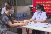 Trao tiền hỗ trợ cho các đối tượng gặp khó khăn do dịch bệnh COVID-19 theo tinh thần Nghị quyết 42 của Chính phủ. (Ảnh minh họa. Nguồn: TTXVN).