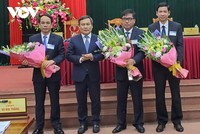 Ông Vũ Đại Thắng trao hoa chúc mừng ông Đoàn Ngọc Lâm (thứ hai từ phải sang); ông Hồ An Phong (ngoài cùng bên phải) và ông Phan Thanh Hùng (ngoài cùng bên trái).