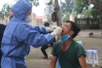 Cán bộ Trung tâm Kiểm soát bệnh tật tỉnh Quảng Bình lấy mẫu xét nghiệm trường hợp F1 liên quan đến bệnh nhân BN1291 tái dương tính.