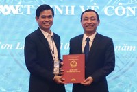 Chủ tịch UBND tỉnh Sơn La Hoàng Quốc Khánh trao quyết định bổ nhiệm cho ông Nguyễn Đức Thành.