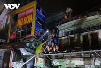 Đông đảo người dân cùng tham gia chữa cháy với lực lượng chức năng.