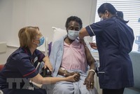 Nhân viên y tế tiêm vắcxin phòng COVID-19 của Pfizer-BioNTech cho người dân tại London, Anh, ngày 8/12. (Ảnh: AFP/TTXVN).