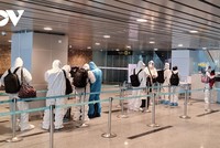 Các chuyên gia đang được kiểm tra y tế trước khi lên xe về khu cách ly.