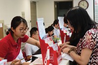 Thị trường chứng khoán tiếp tục thu hút các nhà đầu tư đến mở tài khoản và giao dịch.