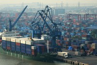 Nhiều cảng biển Việt Nam bắt đầu tấp nập giao thương. Ảnh: Dũng Minh.