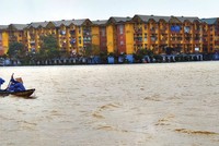 Từ đầu tháng 10, miền Trung liên tiếp hứng chịu 5 cơn bão gây mưa lớn kéo dài, lũ lụt và sạt lở đất nghiêm trọng. Ảnh: Trần Thế Phong.