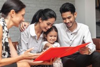 Hiếm có khách hàng nào đọc được hết và hiểu rõ hợp đồng bảo hiểm nếu người tư vấn không am hiểu và tận tình hỗ trợ. Ảnh: Shutterstock.