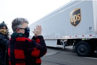 Đoàn xe tải chở những lô vaccine ngừa Covid-19 đầu tiên rời khỏi cơ sở sản xuất của Pfizer ở Kalamazoo, Michigan (Ảnh: AFP).