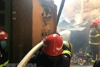 Lực lượng cứu hỏa triển khai chữa cháy. (Ảnh: TTXVN phát).