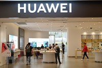 Một cửa hàng của Huawei tại trung tâm thương mại ở Thượng Hải, Trung Quốc. (Ảnh: AFP/TTXVN).