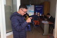 Cán bộ Công ty Môi trường Hà Đông sau khi đăng ký thành công đang trải nghiệm ứng dụng.