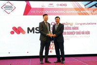 Ông Nguyễn Thế Minh – Phó tổng giám đốc MSB, Tổng giám đốc Ngân hàng Doanh nghiệp nhận giải thưởng từ Ban tổ chức.