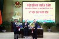 Bí thư Tỉnh ủy Hưng Yên Đỗ Tiến Sỹ tặng hoa chúc mừng ông Nguyễn Hùng Nam (bên trái) giữ chức Phó Chủ tịch Ủy ban Nhân dân tỉnh Hưng Yên nhiệm kỳ 2016-2021.