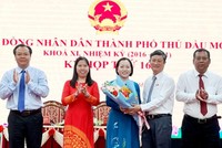 Bà Cúc nhận hoa chúc mừng (Ảnh: BS).