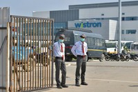 Cổng vào nhà máy Wistron Infocomm ở khu vực ngoại ô thành phố Bangalore, Ấn Độ, ngày 13/12/2020. (Ảnh: AFP/TTXVN).