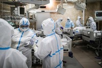 Nhân viên y tế Nga đối đầu với Covid-19. Ảnh: Tass.