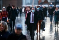 Người dân Anh đi bộ qua cầu London ngày 15-12 trong khi virus SARS-CoV-2 vẫn đang lây lan nhanh chóng. Ảnh: Reuters.