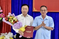 Bí thư Tỉnh ủy Bạc Liêu Lữ Văn Hùng trao Quyết định, tặng hoa chúc mừng ông Huỳnh Hữu Trí được luân chuyển, chỉ định giữ chức Bí thư Thành ủy Bạc Liêu.