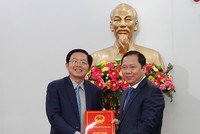 Ông Hồ Quốc Dũng (bên trái) Bí thư Tỉnh ủy trao Quyết định chuẩn y Chủ tịch UBND tỉnh Bình Định cho ông Nguyễn Phi Long.