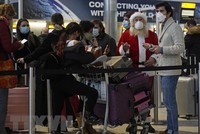 Hành khách chờ làm thủ tục khởi hành tại sân bay Heathrow ở Tây London, Anh ngày 21/12. (Ảnh: AFP/TTXVN).