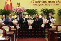 Lãnh đạo Thành phố tặng hoa chúc mừng 5 tân Phó Chủ tịch UBND TP tại kỳ họp 18 HĐND.