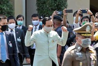 Quan chức Thái Lan đeo khẩu trang ngừa Covid-19. Ảnh: Bangkok Post.