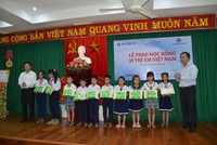 Báo Đầu tư tiếp tục trao học bổng “Vì trẻ em Việt Nam” tại Phú Yên
