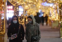 Người dân đeo khẩu trang phòng lây nhiễm COVID-19 tại Moskva, Nga, ngày 23/12/2020. (Ảnh: THX/ TTXVN).