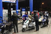 Nhân viên Petrolimex đang bán xăng cho khách hàng. (Ảnh: Đức Duy/Vietnam+).