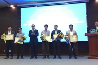 Chủ tịch UBND TP.Đà Nẵng, ông Lê Trung Chinh tặng bằng khen cho các tập thế thực hiện tốt chương trình hợp tác truyền thông với thành phố.