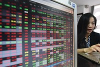 Tình trạng nghẽn lệnh đã kích hoạt tâm lý bán bằng mọi giá trong phiên giao dịch 24/12/2020. Ảnh: Dũng Minh.