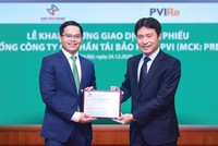 Ông Trịnh Anh Tuấn (bên trái), Tổng giám đốc PVI Re nhận Giấy chứng nhận niêm yết cổ phiếu trên HNX. Ảnh: Dũng Minh.