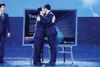 Ông Lê Viết Hải xúc động ôm hôn con trai khi trao trọng trách điều hành Tập đoàn Hòa Bình tại Lễ chuyển giao thế hệ vào ngày 24/11/2020.