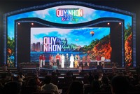 Sân khấu đậm chất nghệ thuật của đêm nhạc đặc biệt “Quy Nhơn Ngày Xanh Nắng”.