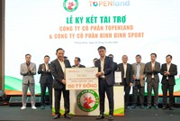 Ông Võ Văn Khang, Chủ tịch Công ty Topenland (phải) trao bảng tài trợ 150 tỷ đồng cho ông Nguyễn Hữu Sang, Giám đốc Công ty cổ phần Bình Định Sport, đại diện đơn vị chủ quản CLB bóng đá Topenland Bình Định.