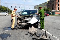 Lực lượng chức năng khám nghiệm hiện trường.