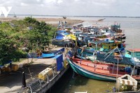 Chợ hải sản tự phát dưới cầu Kinh Cụt mà đoàn người đi trên xe chở bệnh nhân 1440 ghé vào mua.