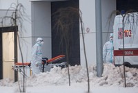 Chuyển bệnh nhân COVID-19 tới bệnh viện ở Kommunarka, ngoại ô Moskva (Nga). (Ảnh: THX/TTXVN).