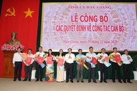 Các cán bộ chủ chốt của tỉnh Hậu Giang nhận quyết định điều động, bổ nhiệm.