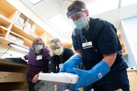 Các kỹ thuật viên dược nhận bàn giao vắc xin Covid-19 của hãng Pfizer-BioNTech tại Madison, bang Wisconsin, Mỹ (Ảnh: Reuters).