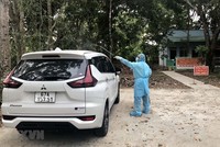 Khử khuẩn xe do tài xế M.T.T chở khách về Sóc Trăng. (Ảnh: TTXVN phát).