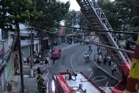 Lực lượng chức năng khống chế lửa xảy ra tại shop thời trang trên đường Yersin.