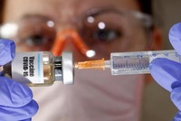 Thế giới tăng tốc tiêm phòng vaccine chống Covid-19