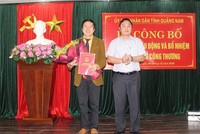 Ông Đặng Bá Dự (trái) nhận quyêt định bổ nhiệm giữ chức Giám đốc Sở Công Thương tỉnh Quảng Nam.