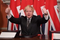 Thủ tướng Anh Boris Johnson ký thỏa thuận chính thức. Ảnh: The Guardian.