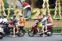 Những cặp vợ chồng trẻ chở nhau trên phố Hai Bà Trưng, Q1.