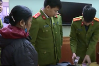 Lực lượng chức năng tịch thu tang vật. (Nguồn: vov.vn).