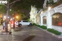 Lực lượng công an có mặt trước tòa lâu đài nguy nga của đại gia Ngô Văn Phát trên đường Lê Hồng Phong.