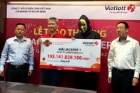 Nhiều giải thưởng "khủng" đã được khách hàng đến nhận trong năm 2020. Ảnh: Đ.V.